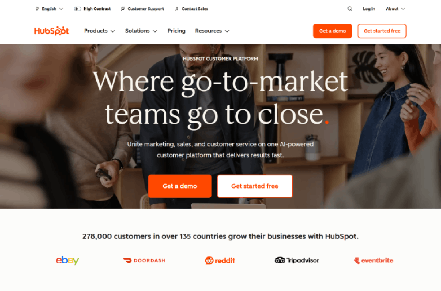 HubSpot’s navigation adapts based on visitor type, such as new visitors, leads, or existing customers.
