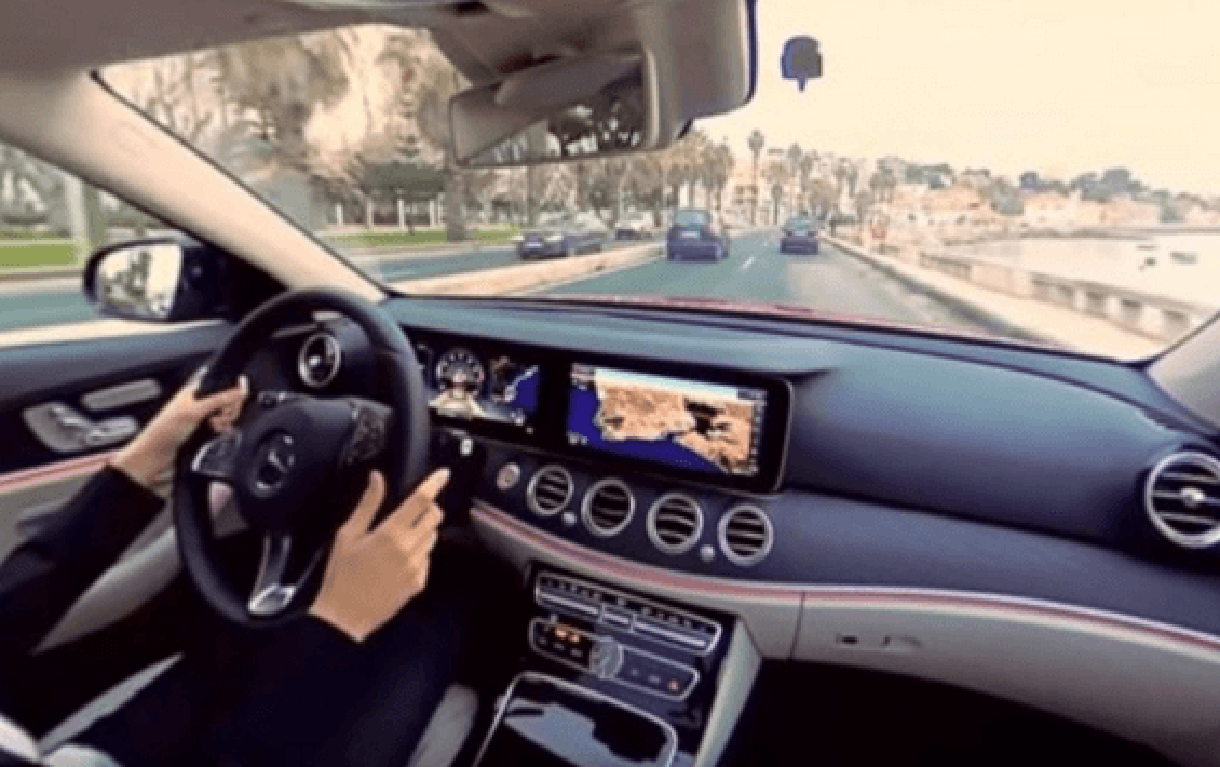 Mercedes-Benz interior screen with 360 degree video